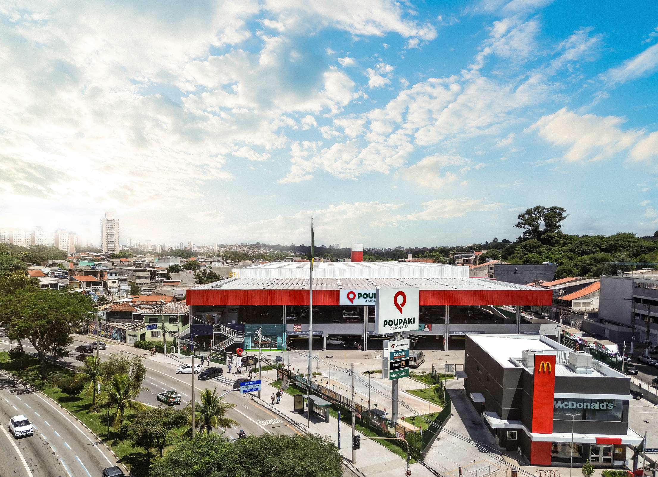 Vista aérea do Poupaki Atacadista com McDonald's, Cobasi e Smart Fit ao lado do City Club Capelinha